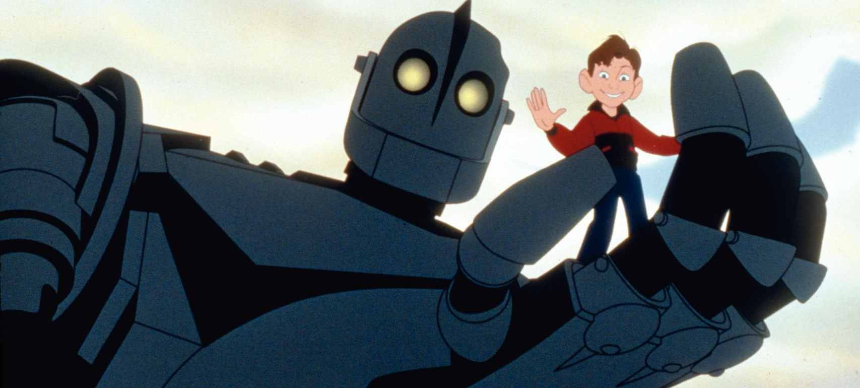 Still of the Iron Giant holding Hogarth in his hand