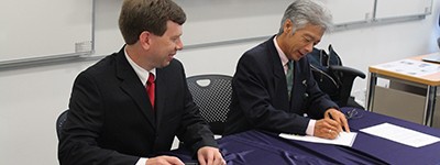 Andrew Lee (left), IN@IU network architect, and Fumihiko Tomita, NICT vice president, sign the MOU.