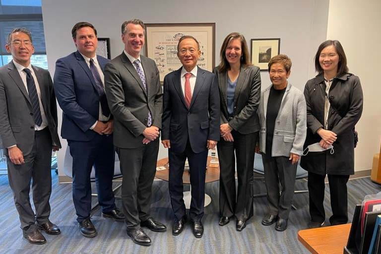 Group photo with Ambassador Lee Soo-hyuck