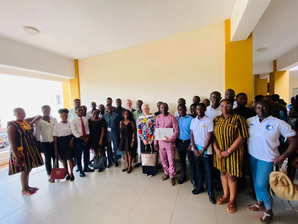 Large group picture with Hilary Kahn at KNUST.