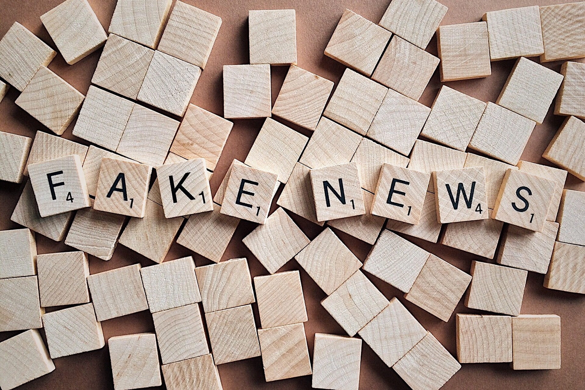 Image of Scrabble letter pieces, spelling out the phrase ‘FAKE NEWS’. 